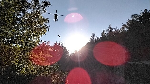 Do lomu Rampa u Jeseníku skočila ze šestnácti metrů turistka tak nešťastně, že si poranila záda. Do nemocnice ji převezl vrtulník záchranářů.