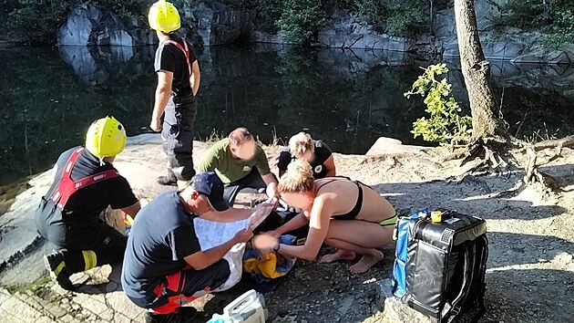 Do lomu Rampa u Jeseníku skočila ze šestnácti metrů turistka tak nešťastně, že si poranila záda. Do nemocnice ji převezl vrtulník záchranářů.