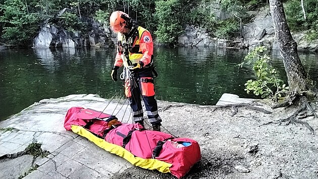 Do lomu Rampa u Jeseníku skočila ze šestnácti metrů turistka tak nešťastně, že si poranila záda. Do nemocnice ji převezl vrtulník záchranářů.