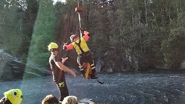 Do lomu Rampa u Jeseníku skočila ze šestnácti metrů turistka tak nešťastně, že si poranila záda. Do nemocnice ji převezl vrtulník záchranářů.
