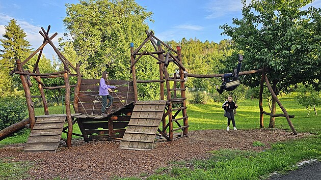 Hradiště v Býkovicích bylo vybudováno na původním místě pradávné osady. Za menší z věží leží dětské atrakce s lanovkou.