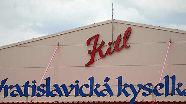 Od obnovení provozu Vratislavické kyselky uplynul rok. Co přinesl, jak jej hodnotí zakladatel společnosti Kitl Jan Vokurka a proč si lidé na opravu zámečku ještě počkají? (červenec 2023)