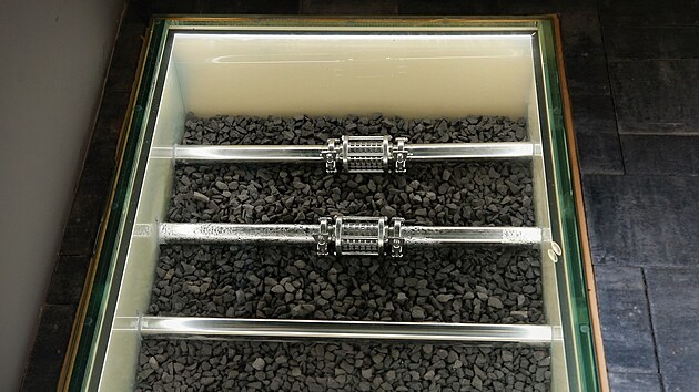 Od obnovení provozu Vratislavické kyselky uplynul rok. Malá budova Prameník, kde mohou lidé vidět, jak se voda čerpá (7/2023)