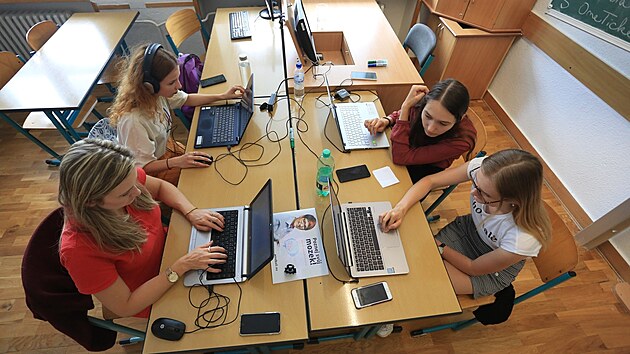 Během dopoledne čekaj&iacute; na &uacute;častn&iacute;ky žurnalistick&eacute; &scaron;koly semin&aacute;ře a praktick&eacute; &uacute;koly. Sn&iacute;mek je z jednoho z minul&yacute;ch ročn&iacute;ků.