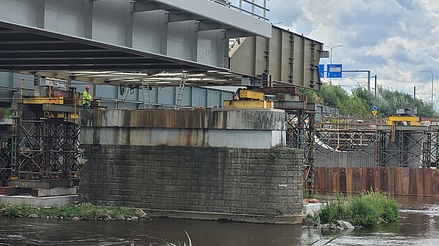 Nov eleznin most dlnci na sv msto vysouvali v minulm tdnu. (15. srpna 2023)