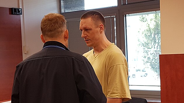 Lukáš Seiml při poradě se svým advokátem v jednací síni ústeckého krajského soudu.