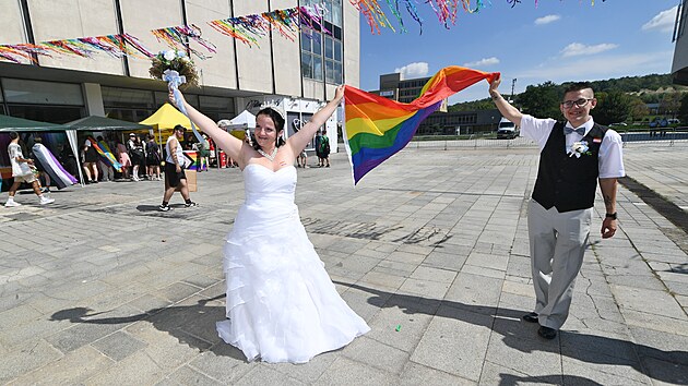 Svj velký den na Most Pride pily oslavit také Martina a Laka. Pijely sem...