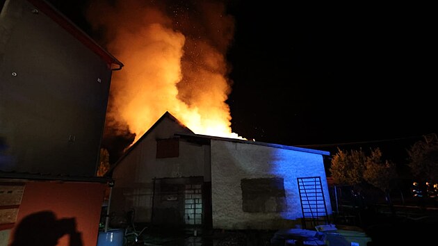 Blesk při silné bouřce zapálil ve Šternberku dílnu u rodinného domu. Plameny likvidovalo šest jednotek hasičů, škoda se blíží třem milionům korun.