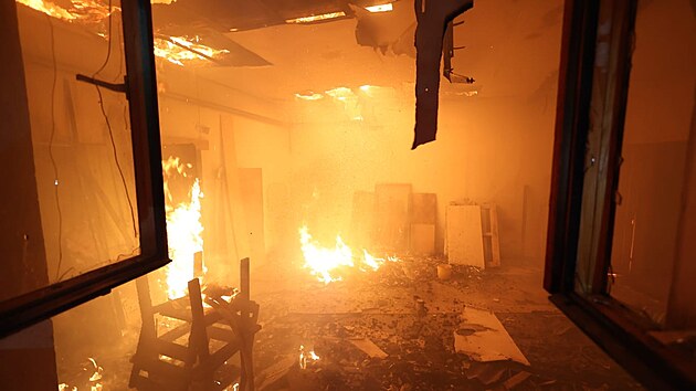 Blesk při silné bouřce zapálil ve Šternberku dílnu u rodinného domu. Plameny likvidovalo šest jednotek hasičů, škoda se blíží třem milionům korun.