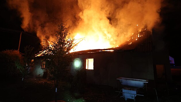 Blesk při silné bouřce zapálil ve Šternberku dílnu u rodinného domu. Plameny likvidovalo šest jednotek hasičů, škoda se blíží třem milionům korun.