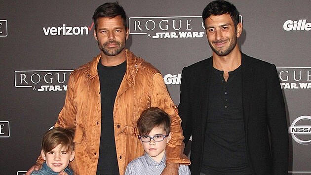 Ricky Martin s manelem a syny na premie filmu Rogue One: Star Wars Story (Hollywood, 10. prosince 2016)