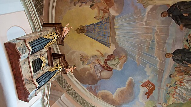 Pravidelné bohoslužby doprovázejí opravené barokní varhany.