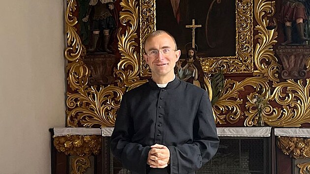 Farář Jakub Václav Zentner nabízí zájemcům komentované prohlídky.