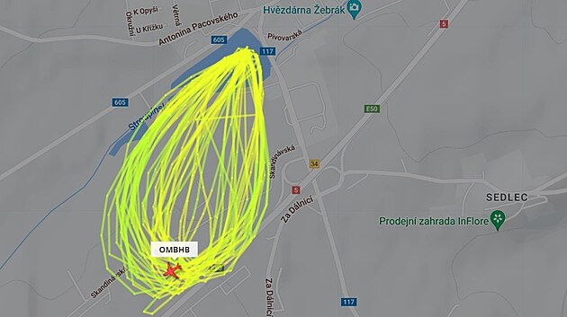 Letová trasa vrtulníku Black Hawk během hašení požáru v Žebráku