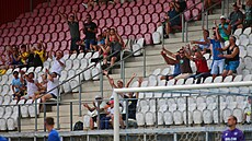 Fanouci Jihlavy slaví gól svého týmu do sít Táborska.