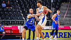 eský basketbalista imon Purl brání izraelského soupee.