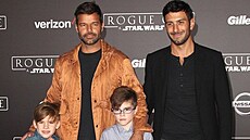 Ricky Martin s manelem a syny na premiée filmu Rogue One: Star Wars Story...
