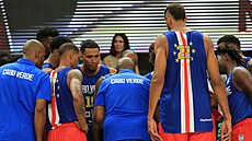 Basketbalisté Kapverdských ostrov naslouchají svému koui Emanuelu Trovoadovi....