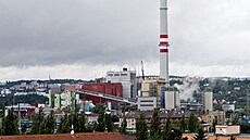 Pohled na Plzeskou teplárnu z bytovek v Rokycanské ulici. (9. 8. 2023)