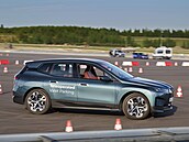 Vývojáři na polygonu BMW dokážou dálkově řídit auta na simulovaném parkovišti. Vývojáři na polygonu BMW dokážou dálkově řídit auta na simulovaném parkovišti.