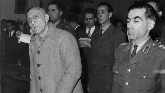 Muhammad Mosaddek u soudu. Svren rnsk premir zemel v roce 1967 v domcm vzen 