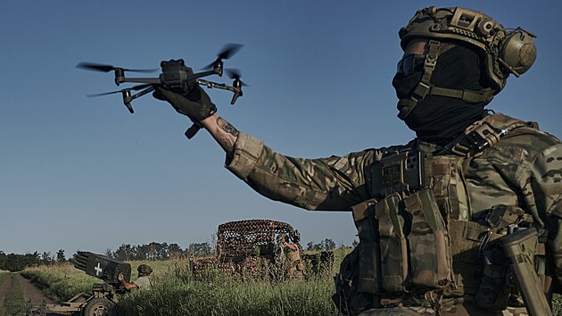 Ukrajinský voják vypouští dron nedaleko Bachmutu (17. srpna 2023) Ukrajinský voják vypouští dron nedaleko Bachmutu (17. srpna 2023)