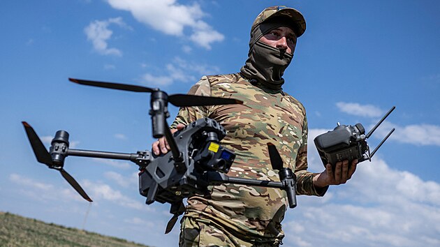 Ukrajinsk vojk s FPV dronem na zporosk front (17. srpna 2023)