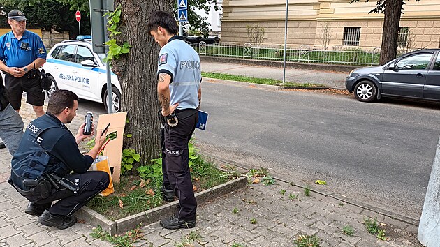 Na pomníku Čest a sláva sovětské armádě v Litoměřicích se objevila číslice 68 odkazující k okupaci v srpnu roku 1968. Policisté ho vyrazili vyčistit. (20. srpna 2023)