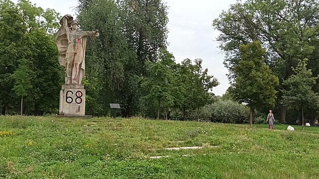 Na pomníku Čest a sláva sovětské armádě v Litoměřicích se objevila číslice 68 odkazující k okupaci v srpnu roku 1968. (20. srpna 2023)