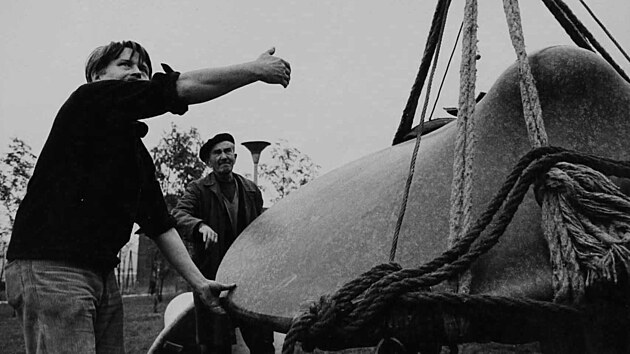 Osazování sochy s názvem Biologické těleso v mosteckém parku Střed v září 1972