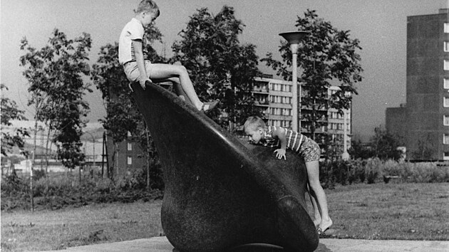 Socha s názvem Biologické těleso v mosteckém parku Střed na historickém snímku