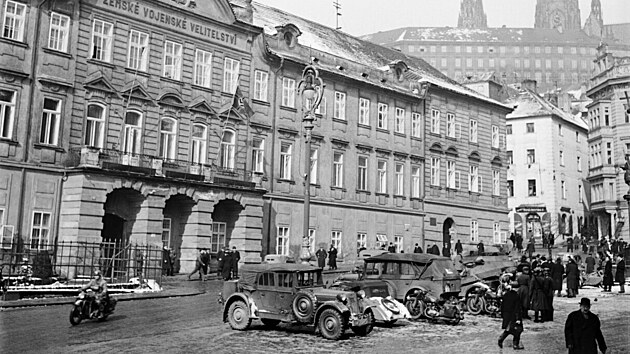 Nmet vojci pijeli ped Zemsk vojensk velitelstv v Praze na Malostranskm nmst. (15. bezna 1939)