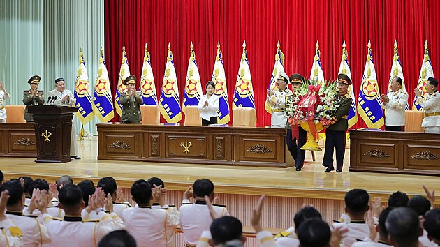 Kim ong-un s dcerou bhem nvtvy velitelstv nmonictva Korejsk lidov armdy u pleitosti Dne nmonictva na ble neurenm mst v Severn Koreji. (27. srpna 2023)