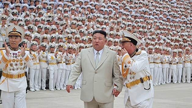 Kim ong-un bhem nvtvy velitelstv nmonictva Korejsk lidov armdy u pleitosti Dne nmonictva na ble neurenm mst v Severn Koreji. (27. srpna 2023)