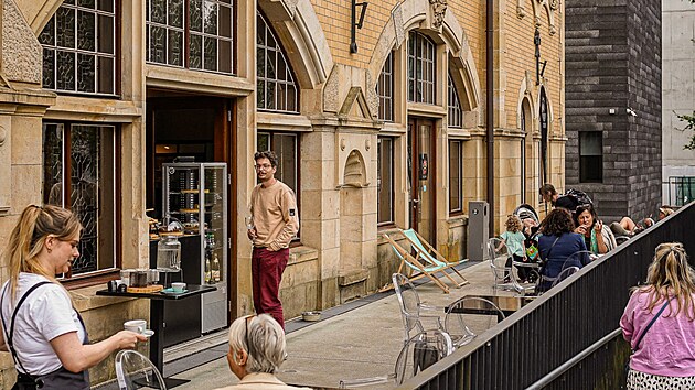 Kavárna zatím funguje jako okénko s terasou.