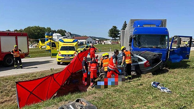 Při nehodě v Kaplici zemřeli tři lidé. Dva v osobním voze a jeden v nákladním autě.