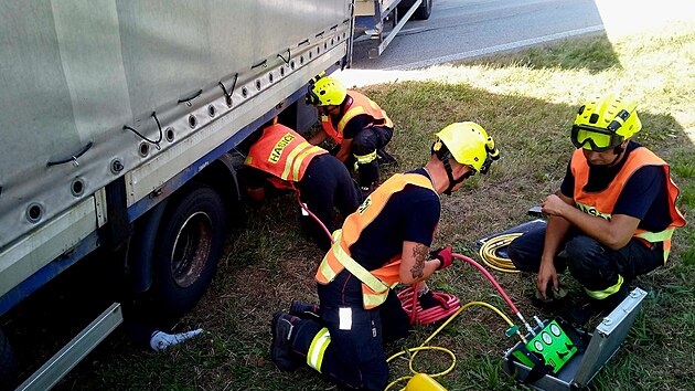 U nehody zasahují také hasiči.