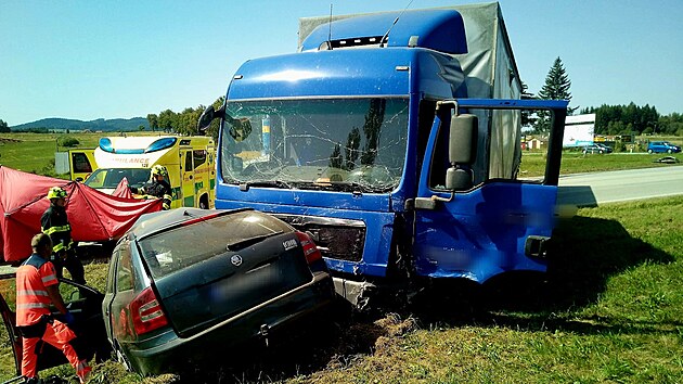 V osobním autě zemřel starší pár, v kamionu řidič.