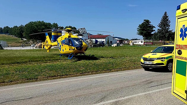 U nehody přistál i vrtulník záchranářů.