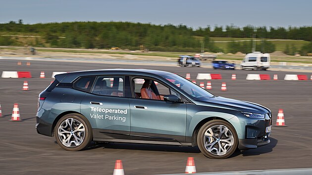 Vývojáři na polygonu BMW dokážou dálkově řídit auta na simulovaném parkovišti. Vývojáři na polygonu BMW dokážou dálkově řídit auta na simulovaném parkovišti.
