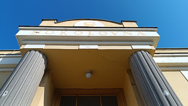Starost o historickou budovu, k níž náleží i tři volejbalové kurty a hřiště na beachvolejbal, už je nad možnosti TJ Sokol ve Světlé nad Sázavou. Převezme sportoviště město?