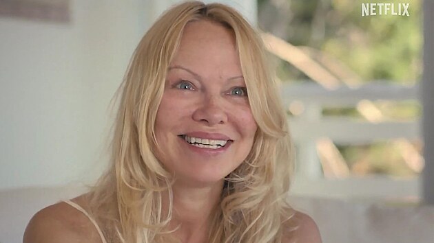 Pamela Andersonov se bez make-upu ukzala v dokumentu na Netflixu.