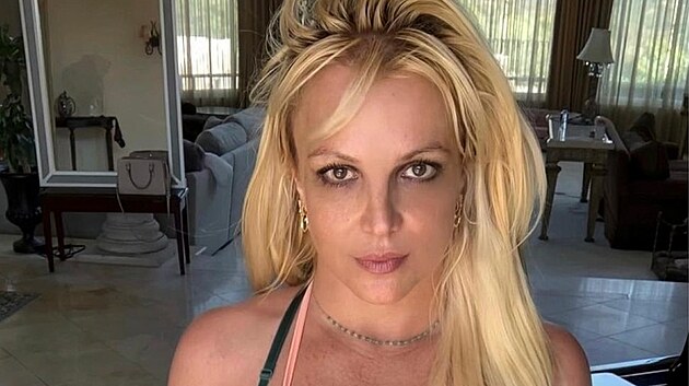 Britney Spears (srpen 2023). Zpvaka pravideln zsobuje fanouky na Instagramu nahrvkami, na nich tan ve svm obvku.