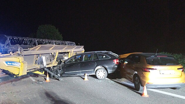 Nehoda dvou osobních aut a kombajnu u Úlibic na Jičínsku (20. srpna 2023)