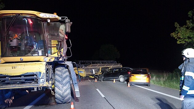 Nehoda dvou osobních aut a kombajnu u Úlibic na Jičínsku (20. srpna 2023)