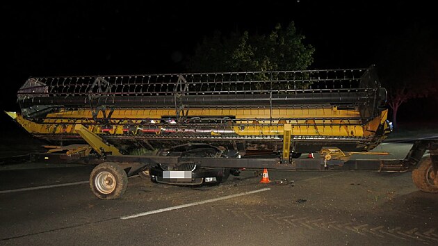 Do lišty kombajnu narazilo na I/16 auto, do něj pak zezadu další vůz. (20. srpna 2023)