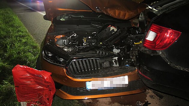 Do lišty kombajnu narazilo na I/16 auto, do něj pak zezadu další vůz. (20. srpna 2023)