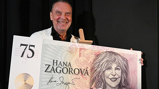 tefan Margita s pamtn bankovkou na tiskov konferenci k ronmu vro mrt Hany Zagorov (Praha, 24. srpna 2023)