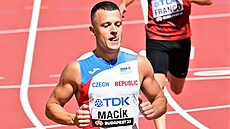 Sprinter Ondej Macík v cíli rozbhu na 200 metr na MS v Budapeti.
