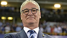 Trenér Leicesteru Claudio Ranieri se usmívá, jeho tým v klubové premiée Ligy...